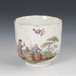 Tasse mit Genremalerei, MEISSEN.Schwertermarke, um 1750. Polychrom bemalt, goldstaffiert. H 7 cm.