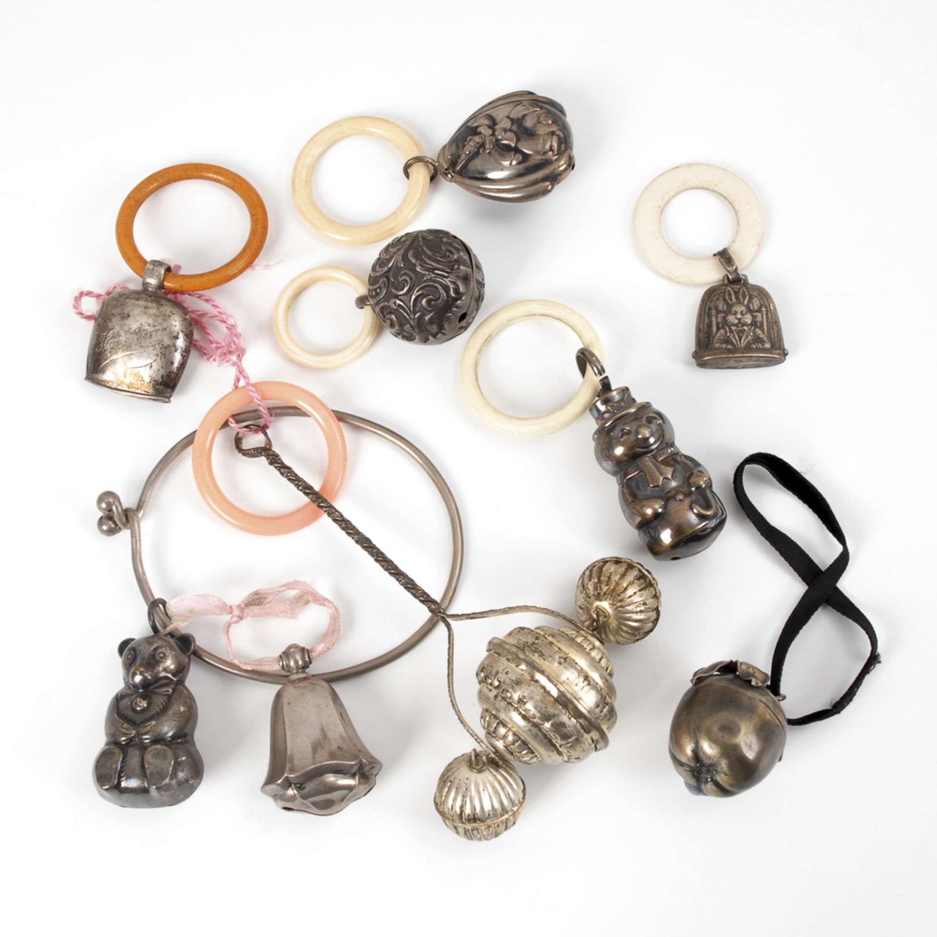 9 Babyrasseln.Um 1900. 4x Silber gepunzt, Ringe teils aus Elfenbein. L 4-16 cm. Verschiedene Formen,