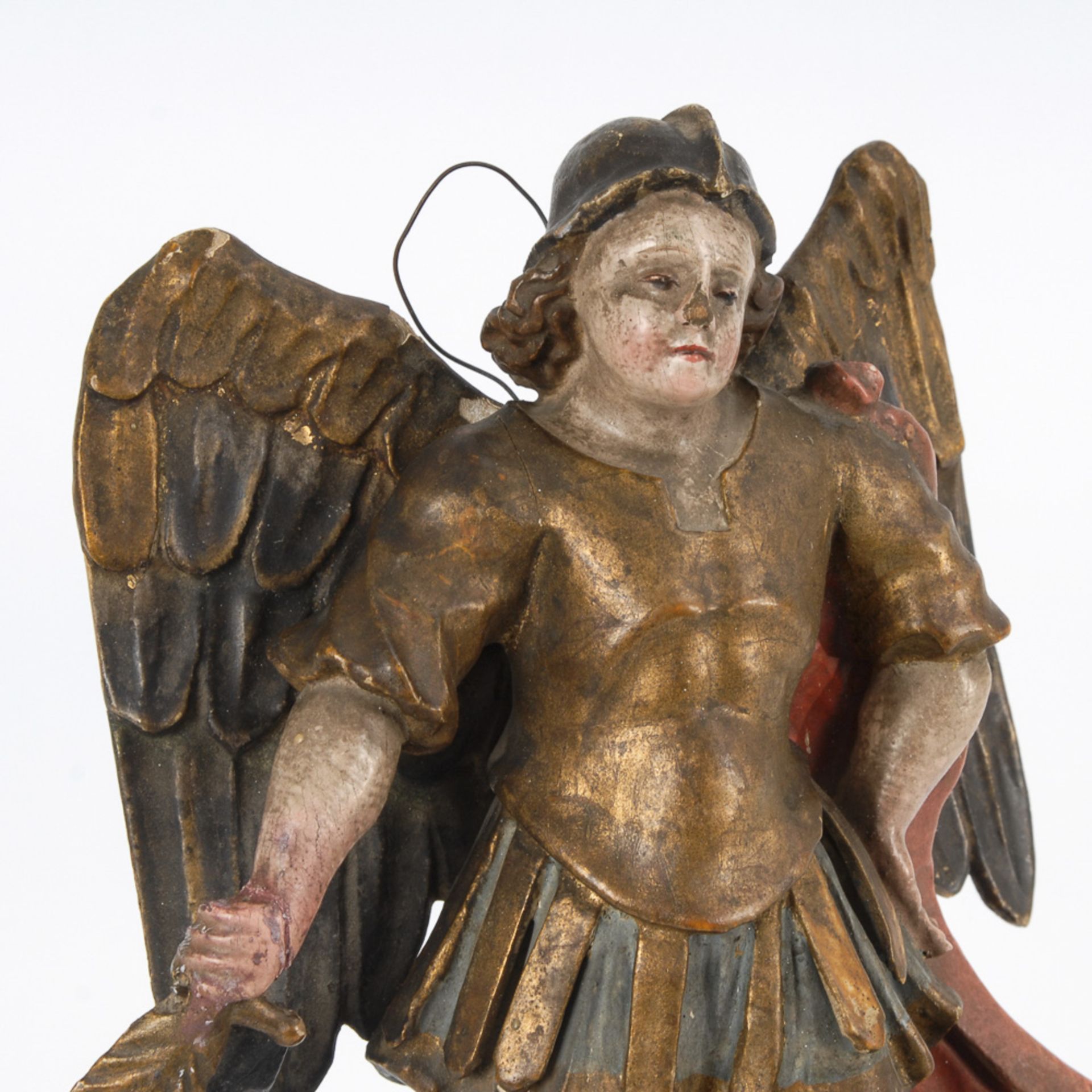 Barocke Schnitzfigur: Erzengel Michael.18. Jh. Lindenholz(?) polychrom gefasst, gebeizte Holz- - Bild 3 aus 4