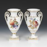 Paar Vasen mit Fruchtmalerei, MEISSEN.Knaufschwerter, ab 1850-1918, 1. Wahl. Polychrome Malerei,