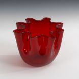 Taschentuchvase "Fazoletto", VENINI.Signiert, 2. Hälfte 20. Jahrhundert. Rotes Glas. H 13 cm. Vase