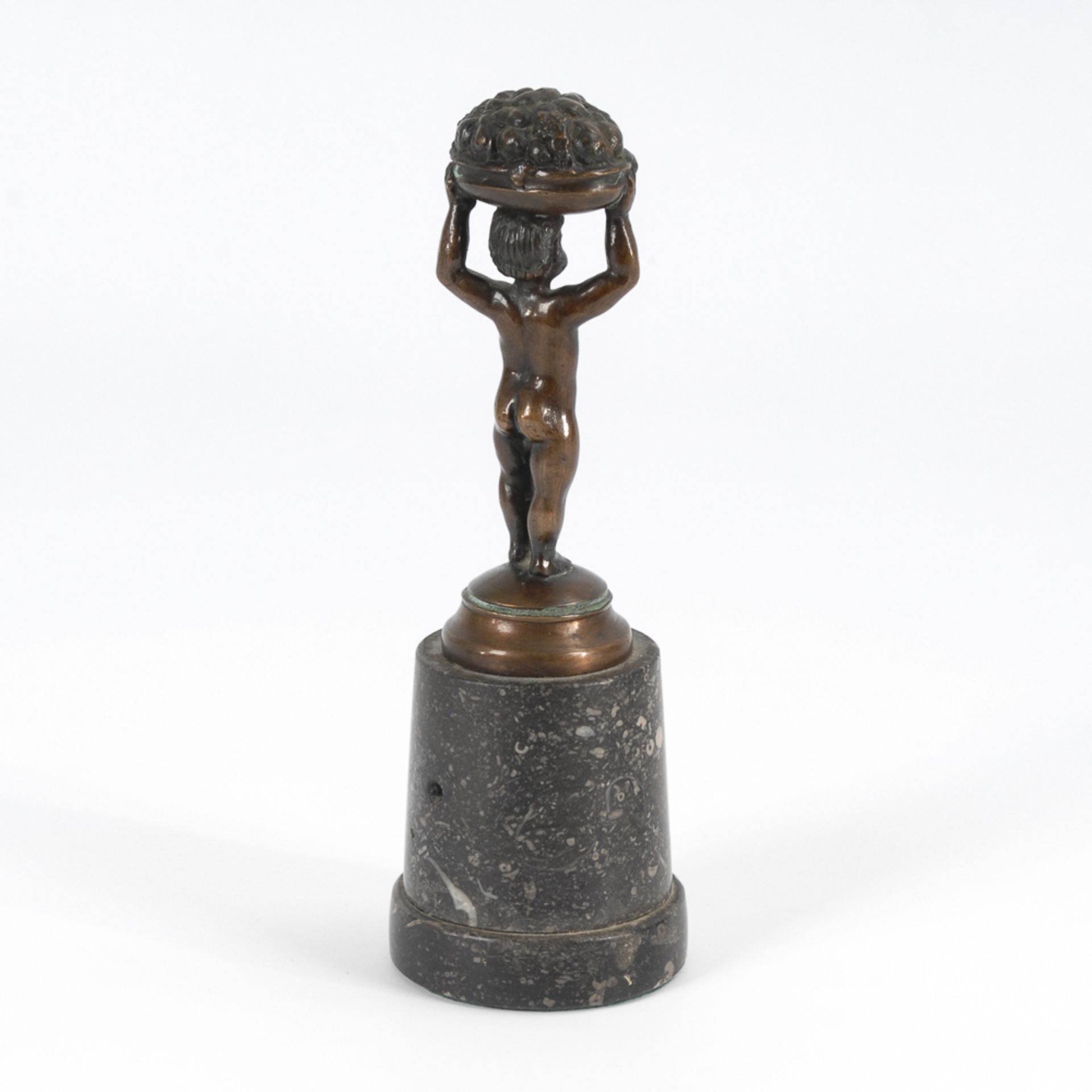 Jugendstil-Putto mit Fruchtkorb.Bronze patiniert, schwarzer Marmor-Sockel. H 13 / 20,5 cm. Mit - Bild 2 aus 2