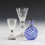 2 Kelchgläser und 1 Fadenglasflasche.Farbloses Glas, 1x mit eingeschmolzenen, kobaltblauen Fäden. 1x