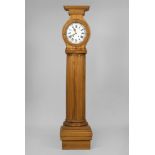 Biedermeier-Standuhr.1. H. 19. Jh. Nussbaum und Eiche, furniert und massiv. Werk mit