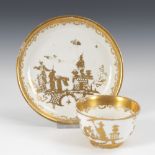 Koppchen mit Chinoiseriemalerei, MEISSEN.Schwertermarke, um 1730. Goldmalerei. H Koppchen 4 cm, ø