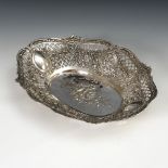 Ovale Durchbruchschale, Silber.Wohl Hanau. 800 gestempelt. L 27,5 cm, 395 g. Reich reliefierte