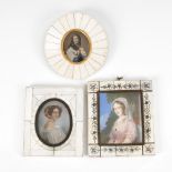 3 Miniaturen: Damenbildnisse.Um 1900. Teils Tempera/Elfenbein, je bezeichnet. Maximal 9,5 x 7,5