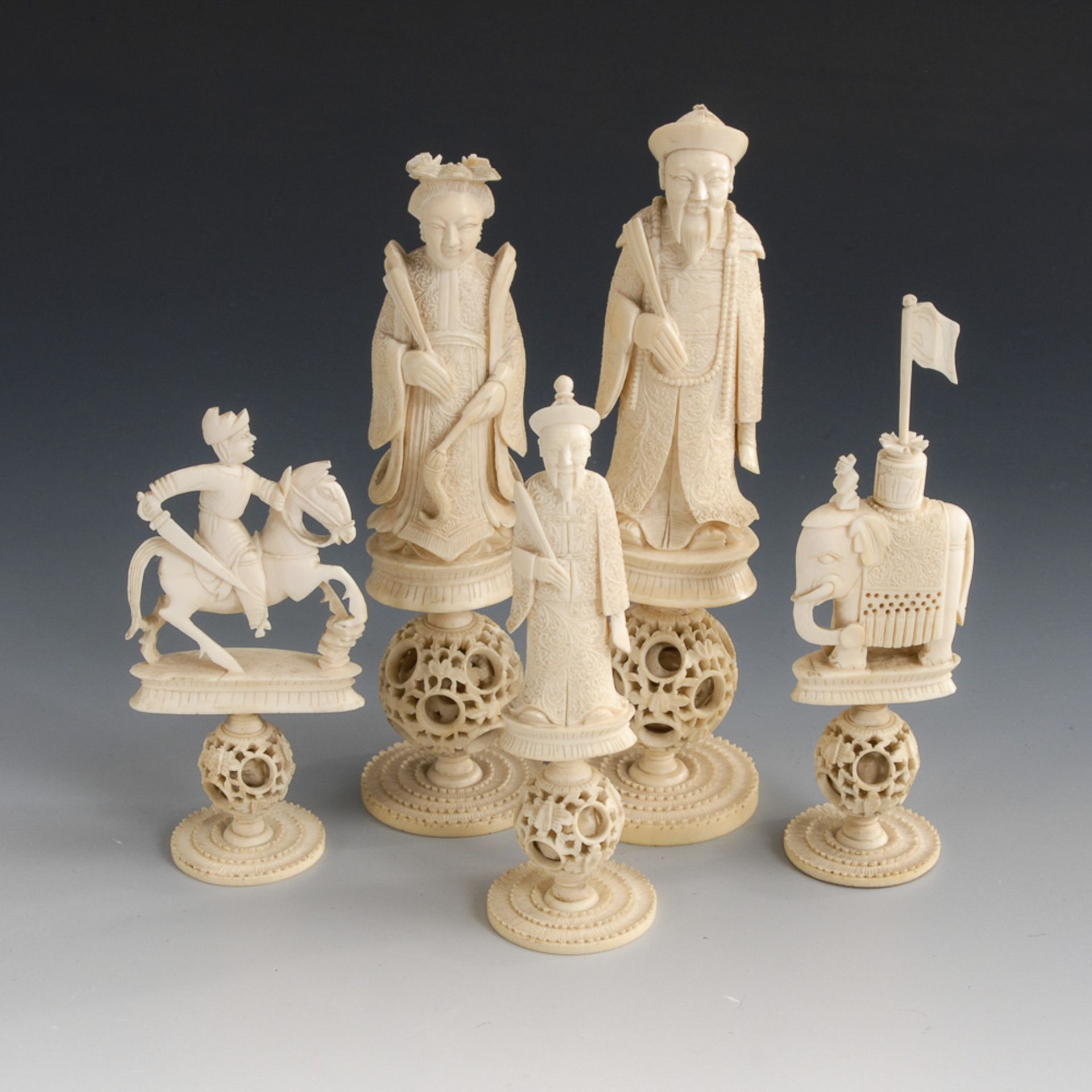 Schachspielfiguren - Elfenbein.China, um 1870, teils rot eingefärbt. Vollständig. Max. H 15 cm. - Bild 3 aus 4