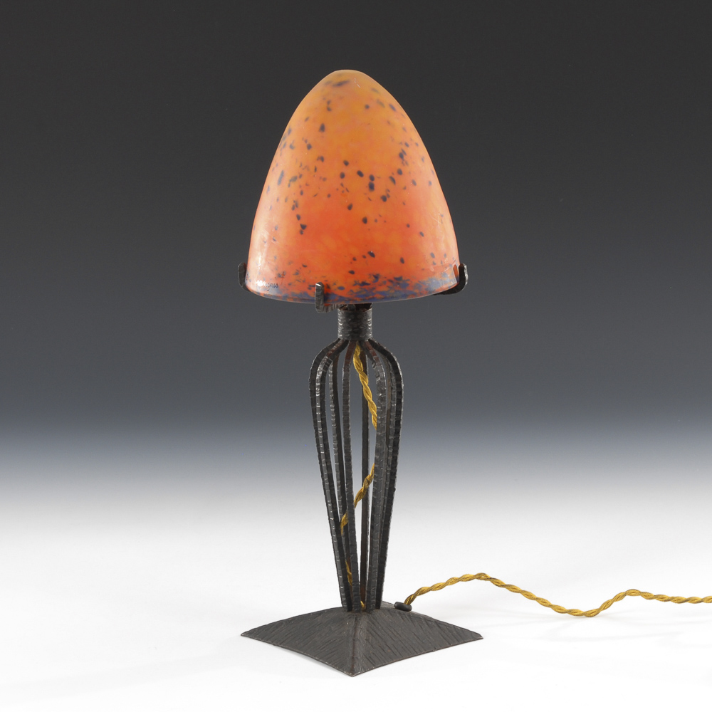 Tischlampe.Signiert "Le verre Francais". Farbloses, mattiertes Glas mit orangefarbenen,blauen und