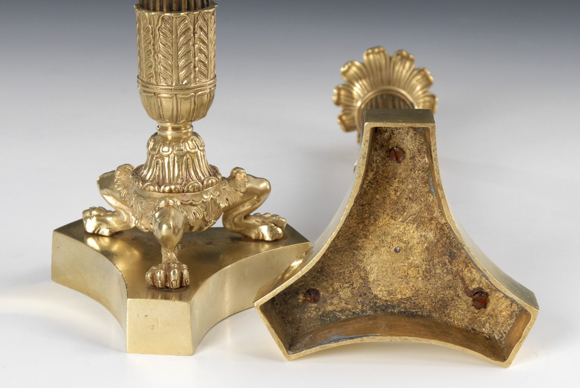 Paar Bronzeleuchter im Spätempire-Stil.Um 1840. Teils braun patiniert. H 28 cm. Auf 3-seitiger - Bild 2 aus 2