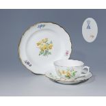 Tee-Gedeck, MEISSEN 1924-1934.Zweite Wahl, farbige Blumenbemalung, gold staffiert, Form"Neuer