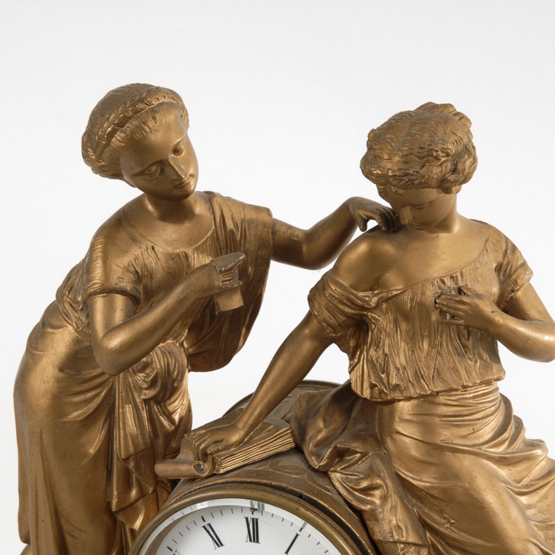 Kaminuhr mit weiblichem Figurenpaar.Frankreich, Anfang 20. Jh. Bronzierter Metallguss, schwarzer - Bild 2 aus 2