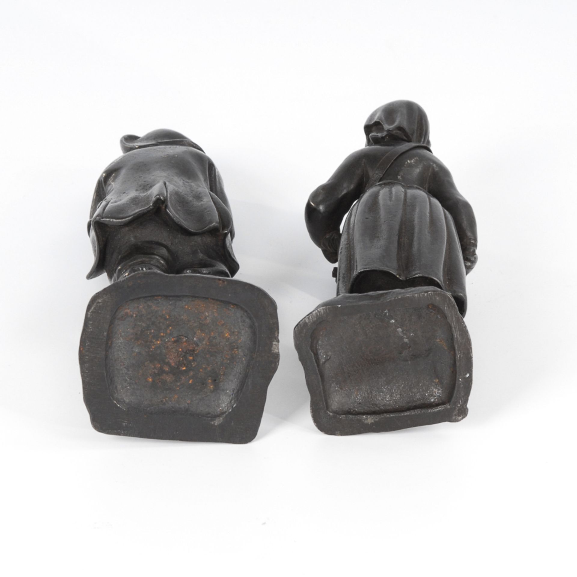 2 volkstümliche Figuren aus Eisenguss.Gusseisen geschwärzt. H 17 bzw. 15,5 cm. Bauer mit - Bild 2 aus 2