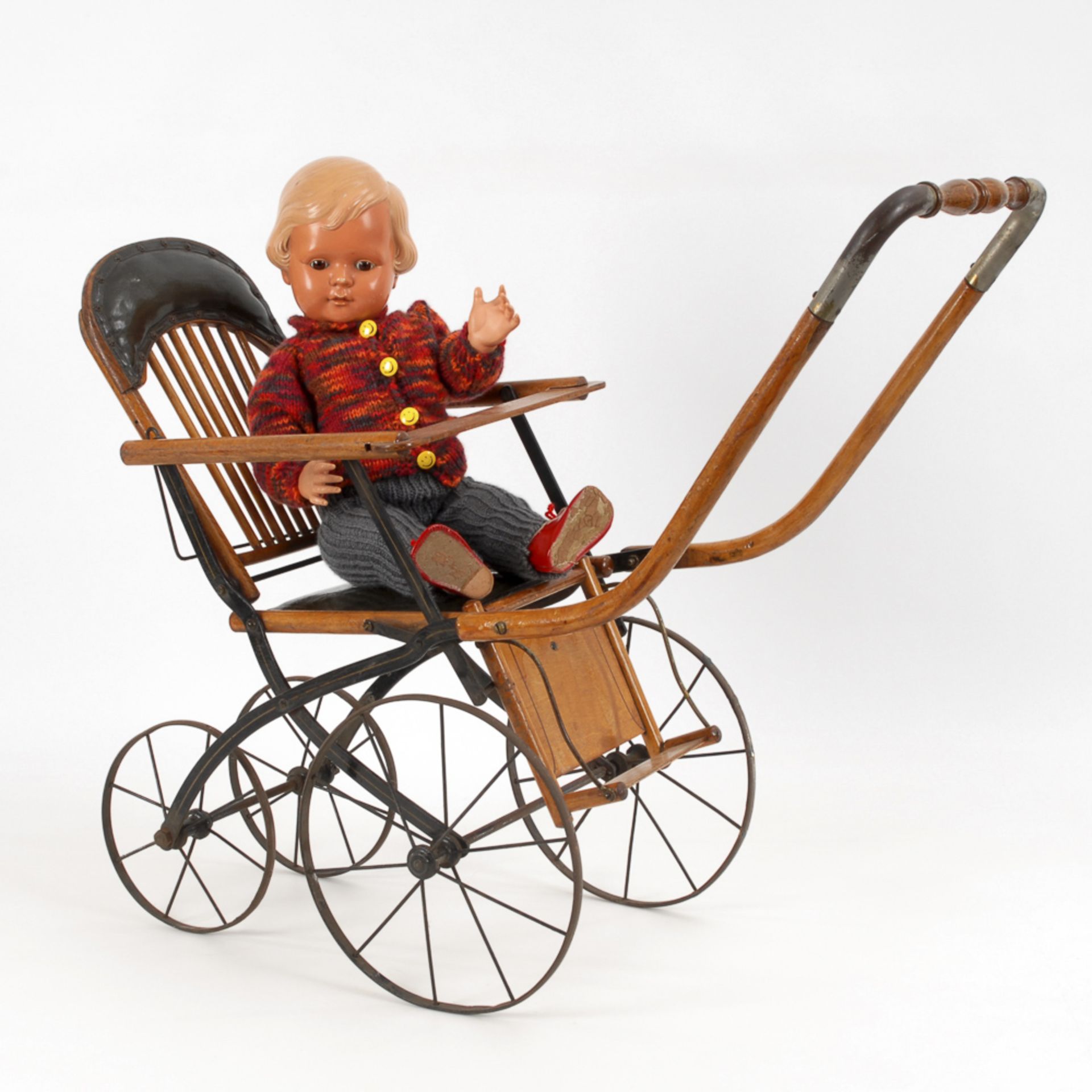 Puppenwagen mit Cellba-Puppe.1930er Jahre. Holz, Metall. H max. 63,5 cm, L der Puppe 50 cm. - Bild 2 aus 2
