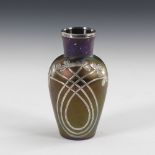 Jugendstil-Vase mit Silberauflage.Um 1900. Violettes Glas, irisiert. H 11 cm. Balustervase,