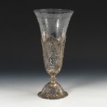 Große Vase mit Silberfuß.Deutschland, 1. Hälfte 20. Jahrhundert. 800/Halbmond/Krone/Firmenzeichen