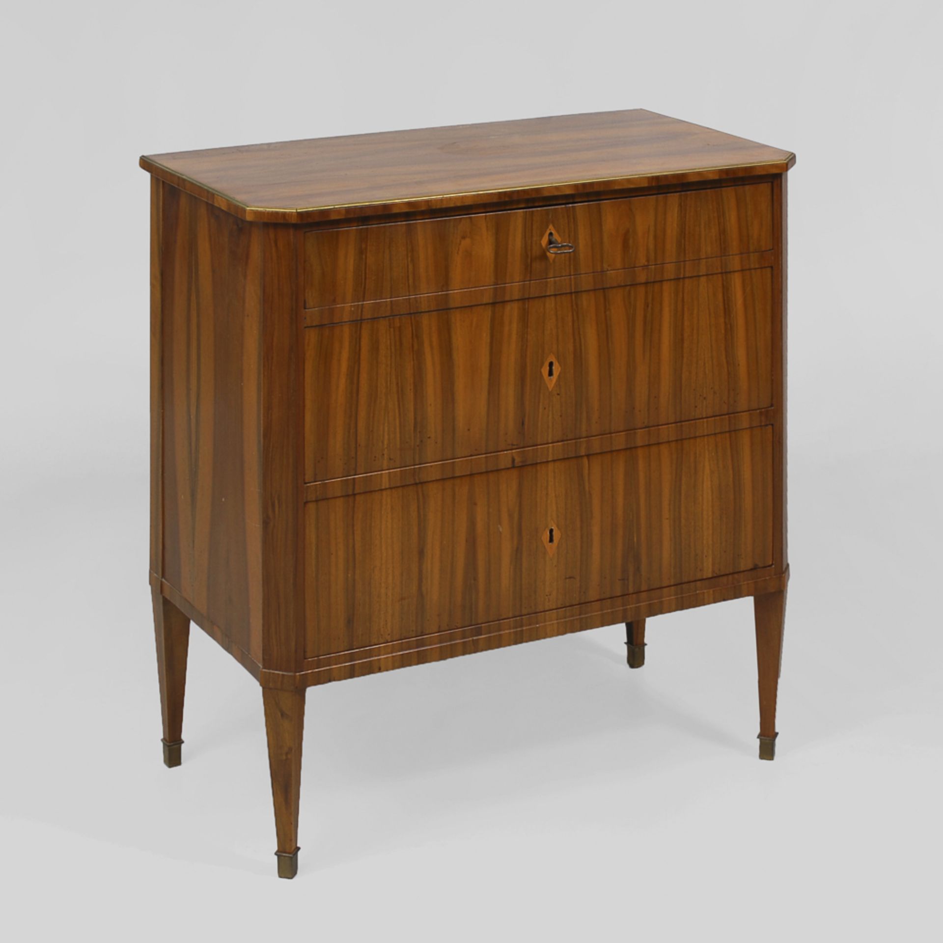 Biedermeier-Kommode.Um 1830/40. Nussbaum furniert. 83 x 81 x 45 cm. Schlichte 3-schübige Kommode auf - Bild 2 aus 2