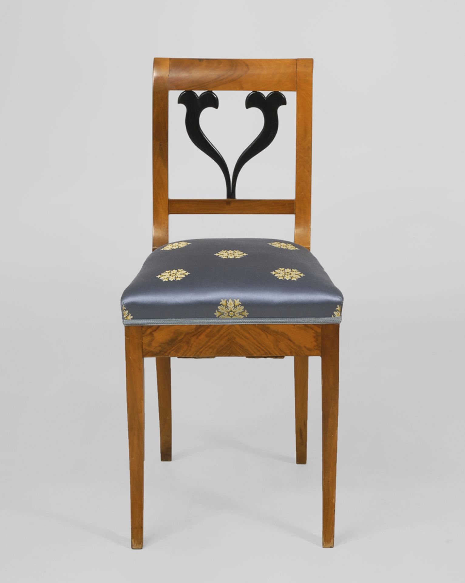 Biedermeier-Stuhl.Um 1820/30. Kirschbaum massiv und furniert, teil-ebonisiert. H 86 cm. Lehnstuhl