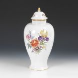 Deckelvase, MEISSEN.Schwertermarke, 1934-1945, 2 Schleifstriche. Polychrom bemalt, goldstaffiert.H