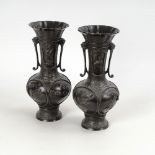 Paar asiatische Bronzevasen.Gemarkt, H 36 cm. Balustervasen mit feinem Reliefdekor. Fuß, Wandung und