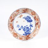 Teller in Blau und Rot.China, Porzellan in Unterglasurblau mit roter Bemalung, gemarkt. ø 21,5 cm.