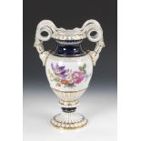 Schlangenhenkelvase, MEISSEN.Knaufschwerter, ab 1850-1918, 1. Wahl. Kobaltblauer Teilfond,