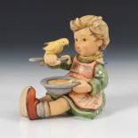 HUMMEL-Figur: Mädchen mit Vögelchen beim Essen."Treue Freundschaft", Stempelmarke, ab 1991, Modell-