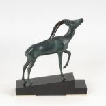 Art-Déco-Gazelle. (Nachtrag 09.10.2019: am Fuß nummeriert) Bronze grün patiniert, schwarzer Marmor-