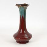 Große Jugendstil-Vase mit Laufglasur.Um 1900/10. Geprägt "Belgium". Steingut, ochsenblutroter Fond