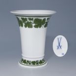 Weinlaubdekor-Vase, MEISSEN 1924-1934.Erste Wahl, Modell von Johann Daniel Schöne, Modell-Jahr:1818,