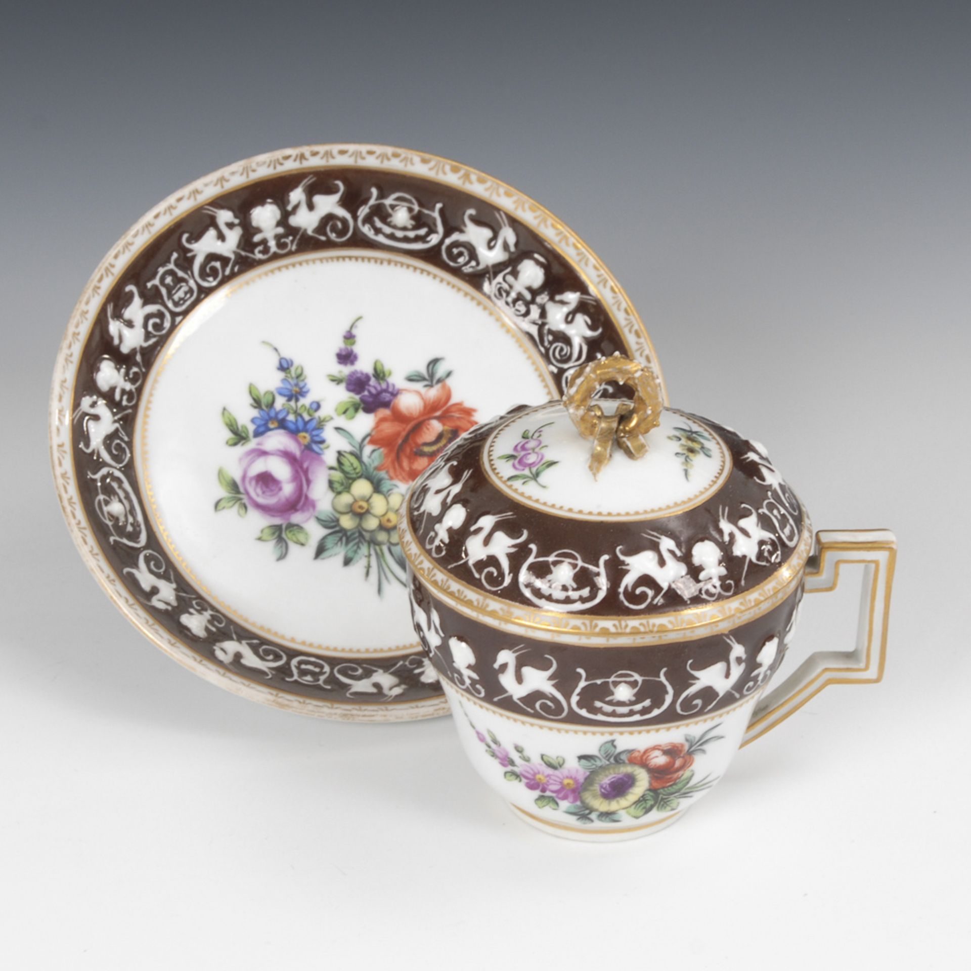 Deckeltasse, HELENA WOLFSOHN.Augustus-Rex-Marke, um 1880. Polychrom bemalt, goldstaffiert. H Tasse