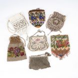 6 Perltaschen und 1 Kettentasche.19/20.Jh., 11 x 14 - 20 x 11,5 cm. 1 gestrickter Beutel mit