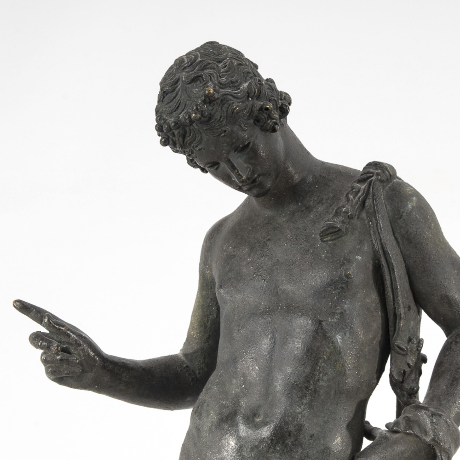 Dionysos (sog. "Narziss").Bronze patiniert, runde Bronze-Plinthe mit Bezeichnung "E. Mels / S. - Bild 4 aus 5