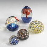 5 Paperweights.20. Jahrhundert. H 4,5-10,5 cm. Verschiedene Briefbeschwerer: 2x mit bunten,