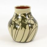 Jugendstil-Vase, TONWERKE KANDERN.Ritzmarke, 1915-29, Modell-Nr. 865. Heller Scherben, hellgrün