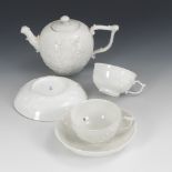 2 Tassen und Teekännchen mit Prunusrelief, MEISSEN.Schwertermarke, um 1750. Weiß. Teekännchen (H