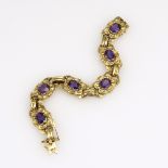 Reliefiertes Armband mit Amethysten.585 GG, Goldschmiedearbeit, Punze ungedeutet, 17 x 1,2 cm, 16,96