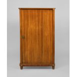 Biedermeier-Wäscheschrank.Wohl Österreich, um 1830. Kirschbaum furniert. 156,5 x 94 x 55,5 cm.