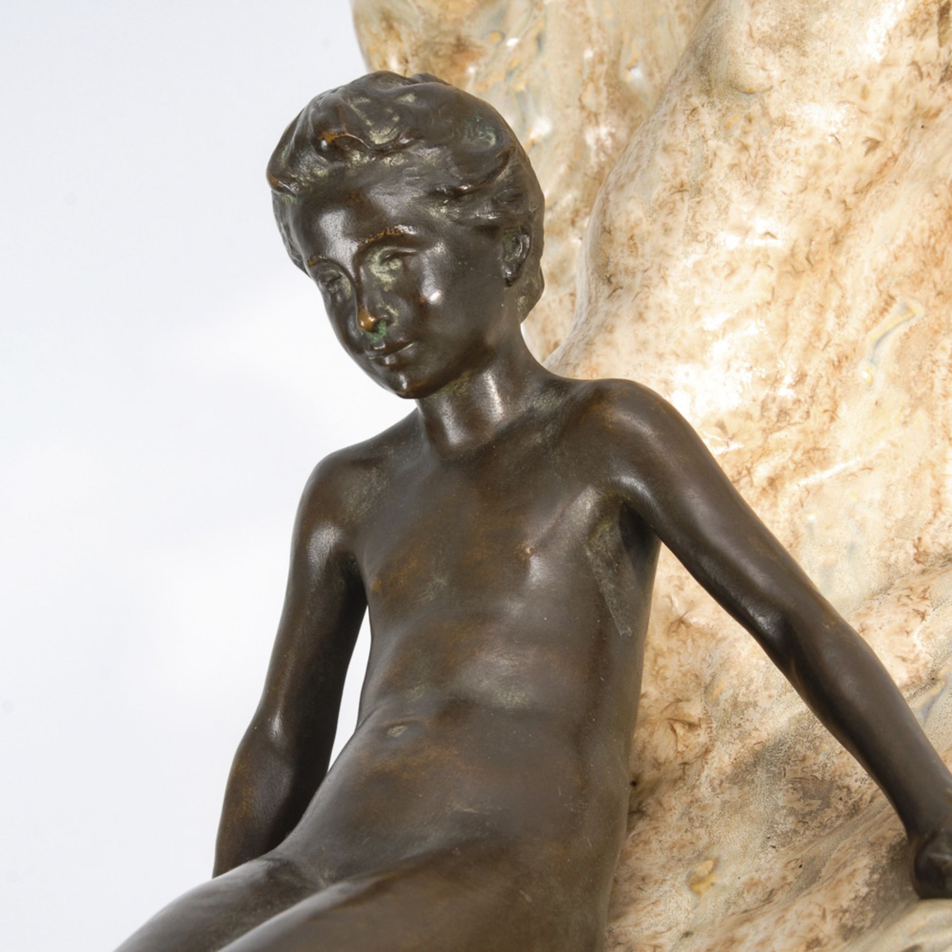 JOZON, Jeanne: Große Keramikvase mit 2 Bronzefiguren.Sandfarbener Scherben, polychrome - Bild 8 aus 8