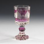 Kelchglas mit Rheinansichten.BÖHMEN, 2. Hälfte 19. Jahrhundert. Farbloses, violett gebeiztes Glas;