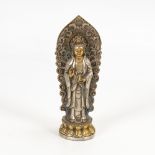 Buddhaplastik.Zweifarbiges Metall. H 18 cm. Auf doppeltem Lotossockel stehende Buddhafigur mit Gefäß