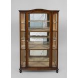 Englischer Vitrinenschrank.Ende 19. Jh. Mahagoni furniert und Glas. 159 x 95 x 43 cm. 1-türiger, 3-