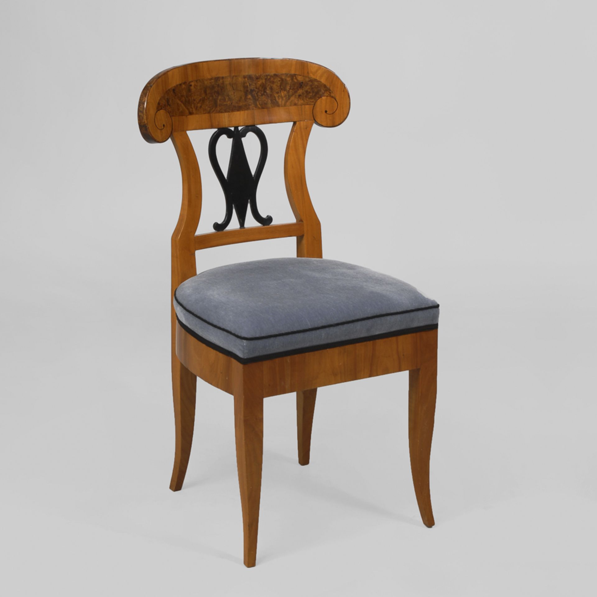 Biedermeier-Stuhl.Um 1820/30. Kirschbaum furniert. H 92 cm. Polsterstuhl mit schaufelförmiger - Bild 2 aus 2