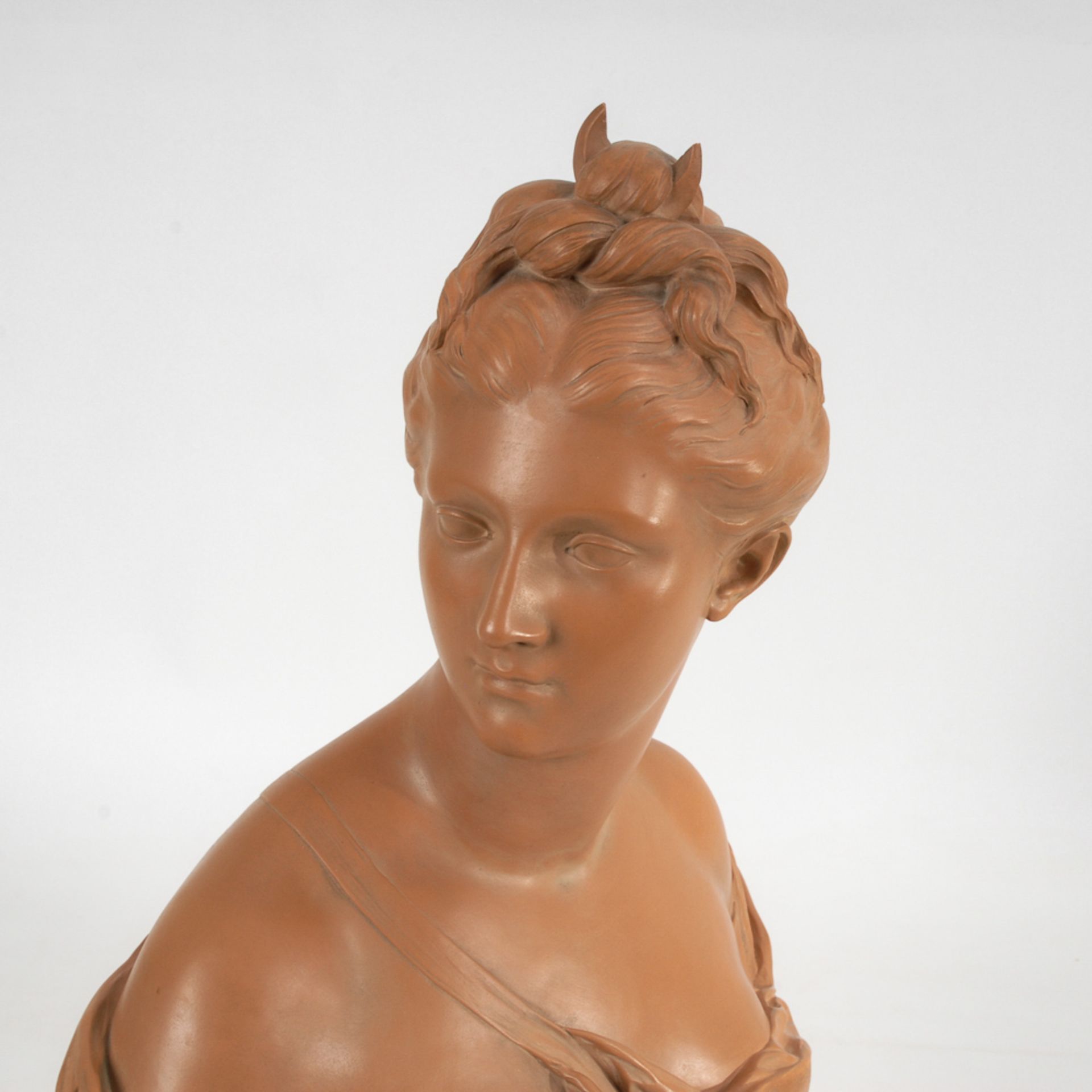 HOUDON, Jean-Antoine (nach): Große Terrakotta-Büste der Diana.20. Jh. "Houdon" bezeichnet mit - Bild 3 aus 4