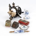 Puppennähmaschine und etwas Puppenstubenzubehör.Um 1900-30. H 2-15,5 cm. Gusseiserne Nähmaschine mit