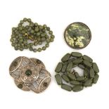4 Schmuckteile mit grünen Steinen.Metall/900 Silber, Ketten L 63/66 cm, Brosche ø 5 cm, Schnalle 8 x
