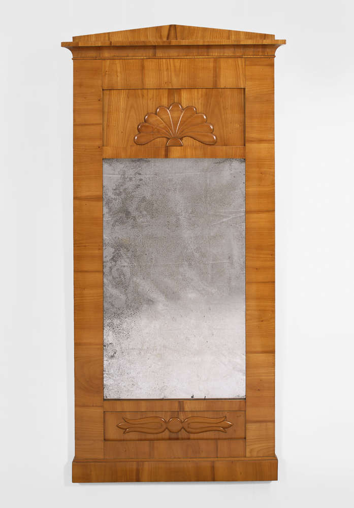 Biedermeier-Pfeilerspiegel.Um 1830. Kirschbaum massiv und furniert. 162 x 71 cm. Eleganter und hoher