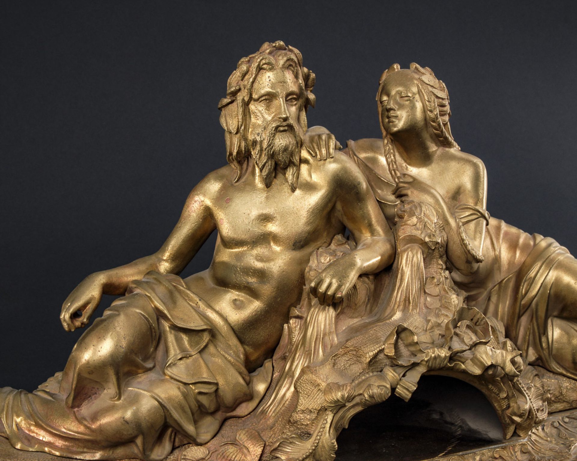 Flussgott und Flussgöttin.Goldfarbene Bronze. 25 x 55 x 16,5 cm. Mit vegetabilen Friesen reich - Bild 2 aus 4