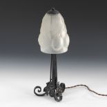 Art-déco-Tischlampe.Unsigniert, um 1925/30. Farbloses, formgepresstes und mattiertes Glas. Hgesamt