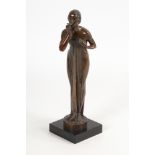 SCHMID-CASSEL, Gustav: Jugendstil-Bronze: Junge Frau mit Rosenblüte.Bronze patiniert, bezeichnet mit